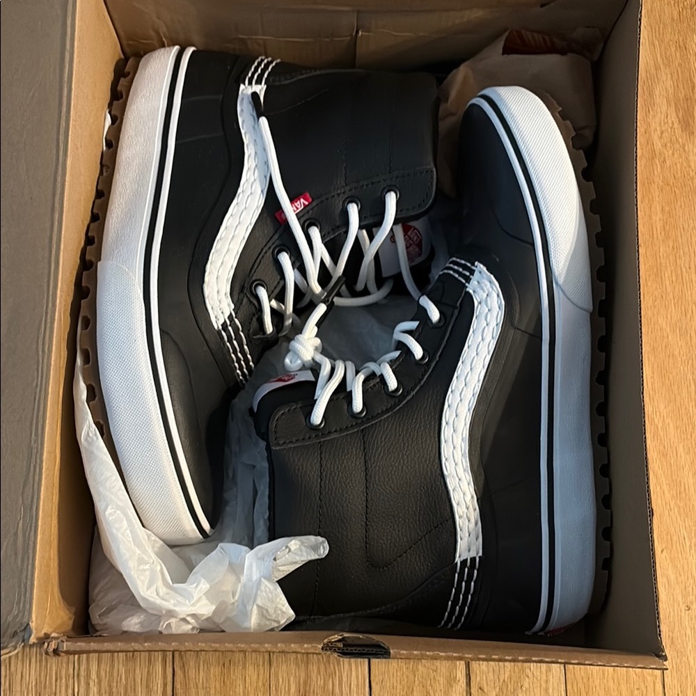 COPY - Mens Vans Black and White all weather MTE rubber boots New in box size 10